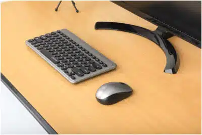 Manhattan Un solo receptor USB-A Nano para ambos, teclado inalámbrico con 12 teclas multimedia/función, mouse óptico ambidiestro con tres botones y rueda de desplazamiento, 1200 ppp, negro/plateado - Imagen 3