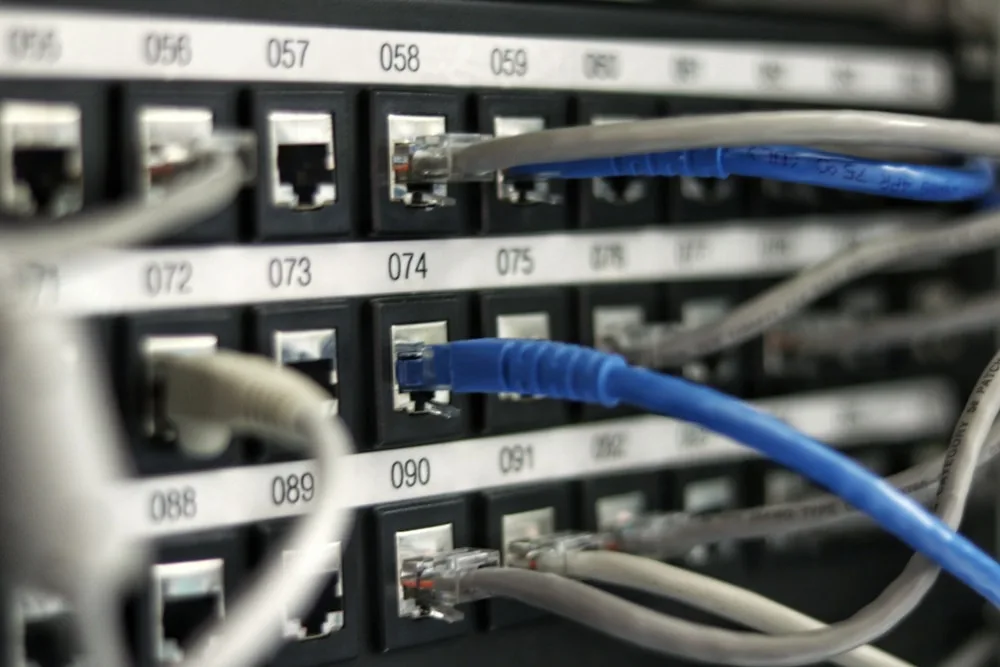Rack de servidores y switches de red